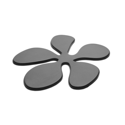 Glasunderlägg i silikon i formen av en svart blomma från KG design